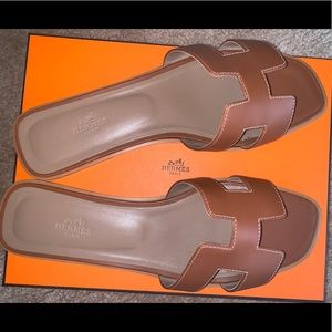 Hermes Oran Gold Piqûres Écrues Sandals. Comes with receipt, box and dust bag